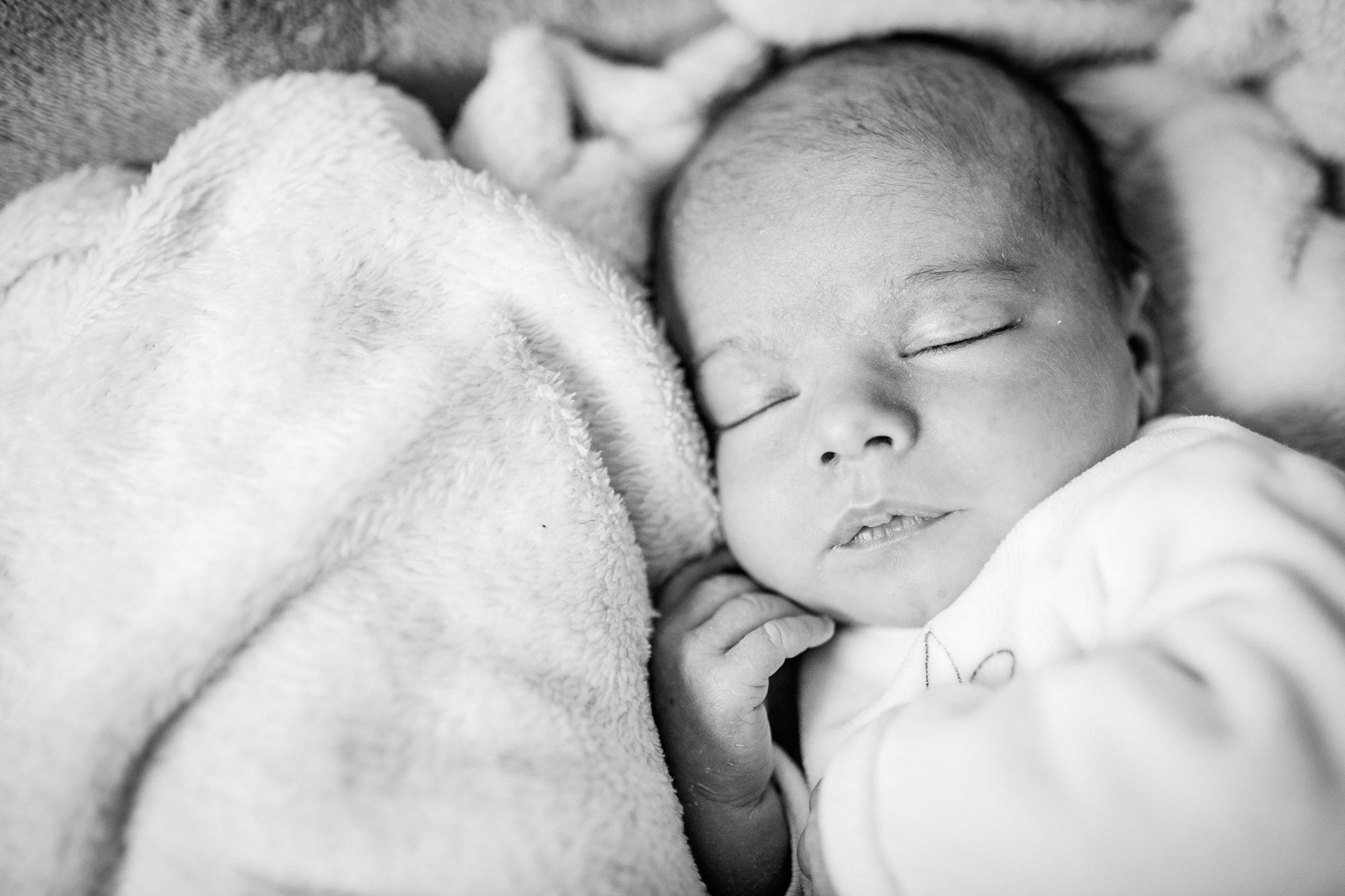 Photographe nouveau-né à la maison