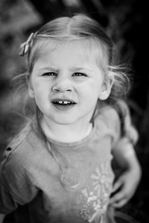 Petite fille fronce le nez