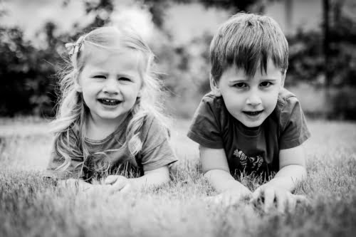 portrait frère et soeur dans l'herbe