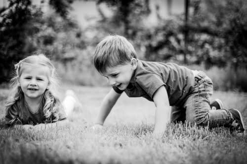 Les enfants crapahutent dans l'herbe