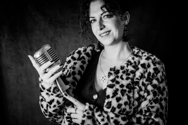 Une femme extraordinaire! Belle, talentueuse, drole & passionnée. Découvrez ces images tendres et vraies