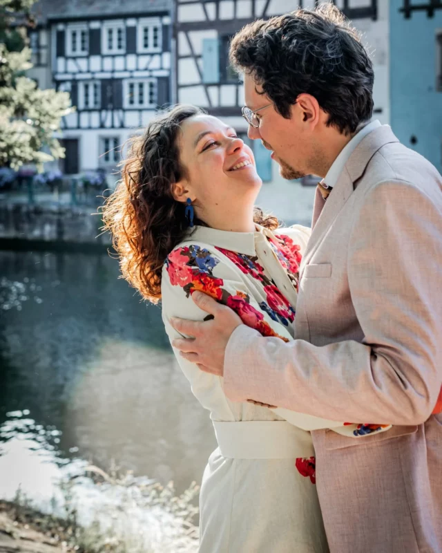 Rdv Love
Ptite balade à Strasbourg avec nos deux amoureux, pour leurs photos d'engagement. On discute, on se promène, on s'apprivoise, on fait plein d'images, évidemment 📸✨️ Ensemble, on raconte votre histoire, on photographie l'amour ♡, les liens, la joie, la tendresse, les couleurs, les gestes, les lumières, les rires... Des moments simples, des photos qui vous ressemblent et plus aucun stress le jour j, concernant vos photos de couple... vous serez même impatients, de vous retrouver, de vivre votre ptit moment rien qu'à vous deux et profiter de ces quelques instants au calme...
Et si on parlait de VOTRE joli jour d'amouuuur ?
Contactez-nous ici www.babouchkatelier.fr